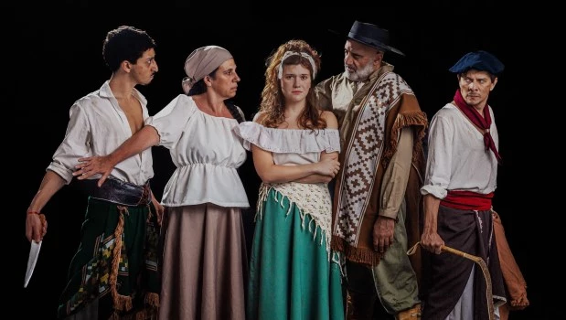 Una puestera, sus dos hijos, un patrón de estancia y un peón guacho, protagonistas de esta tragedia rural. (Foto: Cristian Holzmann)