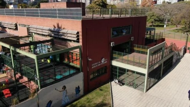 La Escuela Primaria N° 26 está ubicada en Las Heras y Salguero.