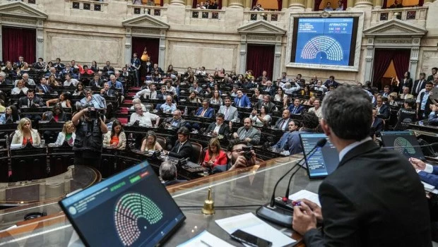 Las tensas negocaciones por la Ley Bases en Diputados le abrieron paso a un acuerdo para llegar a un dictamen