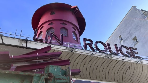 Cayeron las aspas del mítico Moulin Rouge en París
