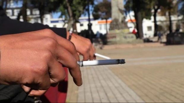 Prohíben fumar en plazas, parques y frente a las escuelas de Mendoza