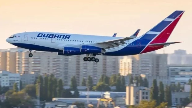 Cuba denunció que su aerolínea estatal canceló vuelos luego de que Argentina se negara a abastecer combustible