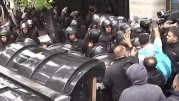 Incidentes en la sede de la UTA: la Policía avanzó sobre una protesta de colectiveros enfrentados a Roberto Fernández