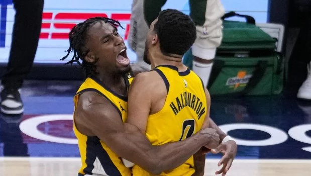 Pacers se impone en la prórroga con la magia de Haliburton y manda en la serie
