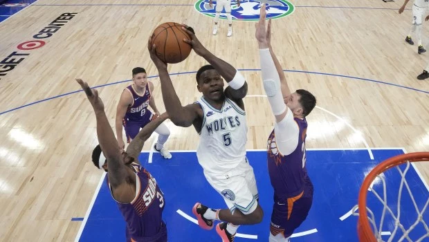 Edwards anota 36 puntos y los Wolves vencen a los Suns en una serie a punto de terminarse