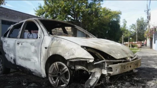 Tensión en Rosario: al menos 13 autos fueron prendidos fuego y dejaron amenazas contra Pullaro y Bullrich