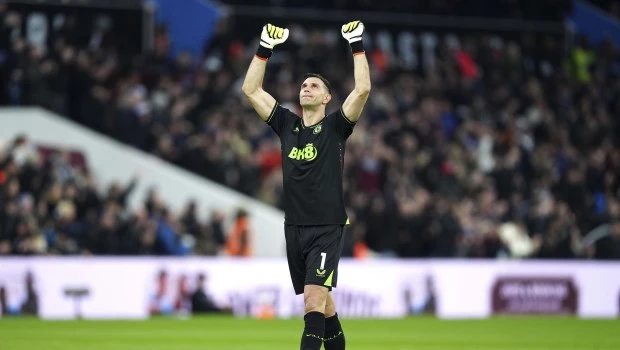 Dibu Martínez salió lesionado en Aston Villa y preocupa a la Selección