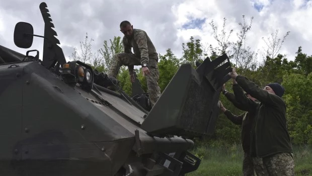Militares ucranianos de la 65° Brigada abren las puertas del motor de su vehículo blindado mientras se preparan para la próxima operación para defender su posición en la línea del frente en la región de Zaporizhzhia, Ucrania.