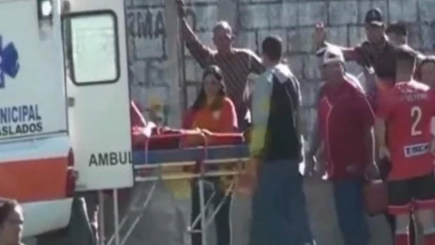 Un jugador de fútbol murió en Corrientes al golpear su cabeza contra una pared durante un partido