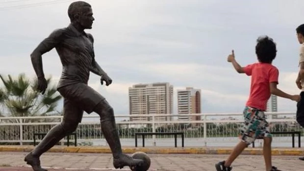 Retiran la estatua en homenaje a Dani Alves en su ciudad natal
