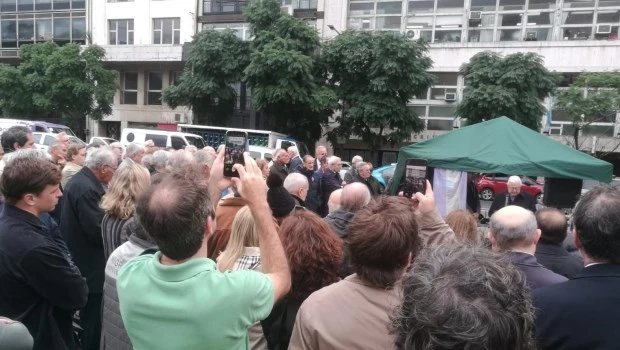 Grupos de juristas y hombres del derecho homenajearon al fallecido juez Quiroga en Viamonte y Libertad.