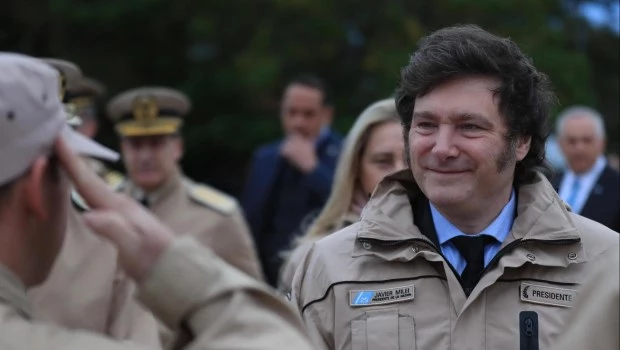 El Presidente recorrió el guarda costas USCG Cutter James de los Estados Unidos.