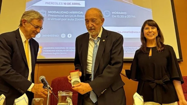 En el medio, el abogado constitucionalista Néstor Sagüés junto al Dr Luis María Caterina, decano de la Facultad de Derecho de la UCA, y Eliana González, Secretaría Académica de la misma institución.