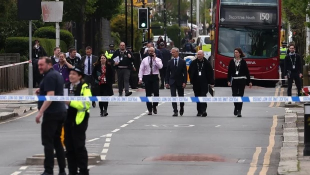 Un muerto y cuatro heridos por un hombre que atacó con una espada a varias personas