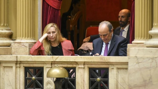 La secretaria general de la Presidencia, Karina Milei, supervisa el tratamiento de la Ley Bases tras la aprobación general del nuevo proyecto.