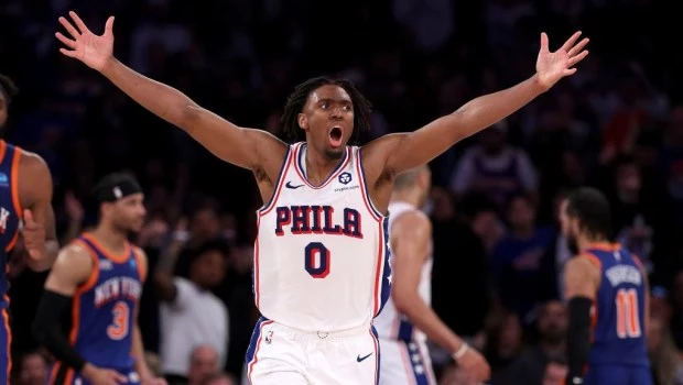 Un triple desde 11 metros de Maxey forzó la prórroga del juego 5 y los Sixers se llevaron una trabajosa victoria ante los Knicks