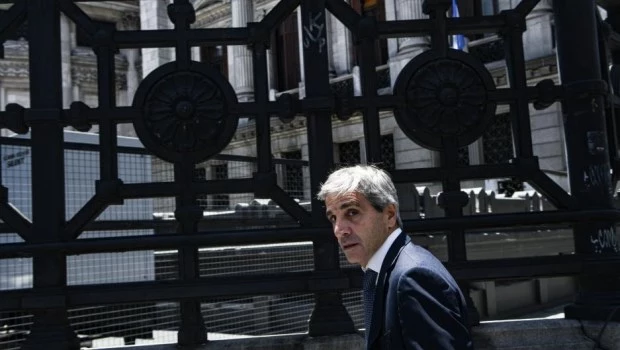 "No hay que cargar más a la clase media", dijo Caputo para justificar la suspensión de los aumentos de tarifas