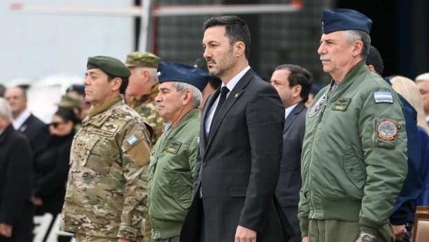 En la I Brigada Aérea “El Palomar”, Petri estuvo acompañado por el jefe del Estado Mayor General de la Fuerza Aérea Argentina, brigadier mayor Fernando Luis Mengo.