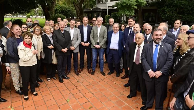 Alfonso Rueda se reunió con la colectividad gallega en la Asociación Benéfica Cultural del Partido de Corcubión, en Vicente López.
