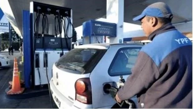 Oficializan la postergación del aumento en el impuesto a los combustibles
