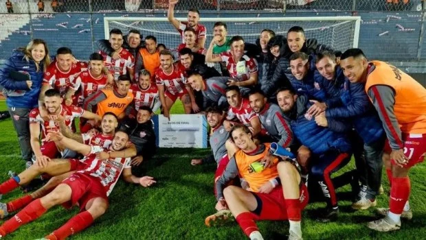 Talleres de Remedios de Escalada consumó un batacazo histórico y eliminó a Racing de la Copa Argentina