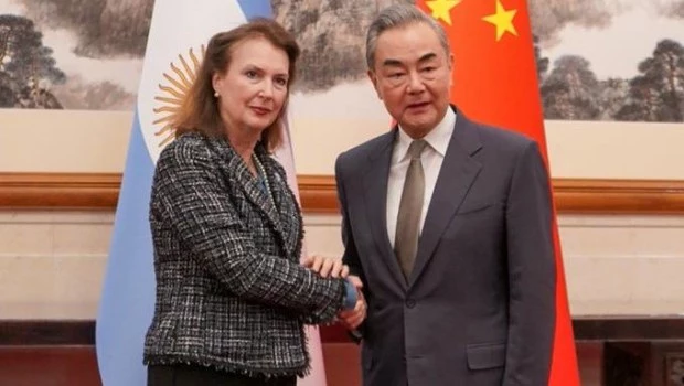 Diana Mondino junto a su par chino, Wang yi. ARCHIVO