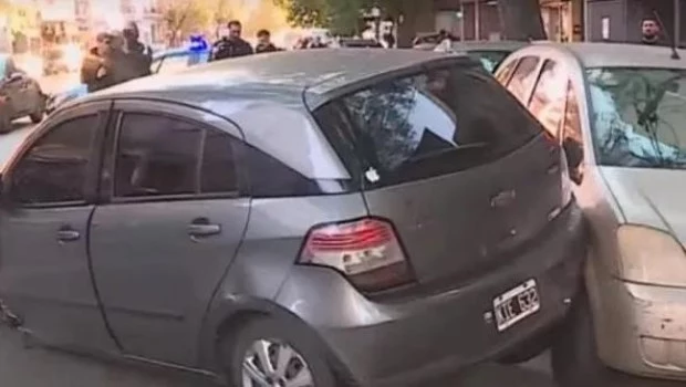 Un joven chocó en su auto a tres vehículos que estaban estacionados en Caballito y se dio a la fuga