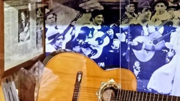 El misterio de la guitarra que perteneció a Carlos Gardel