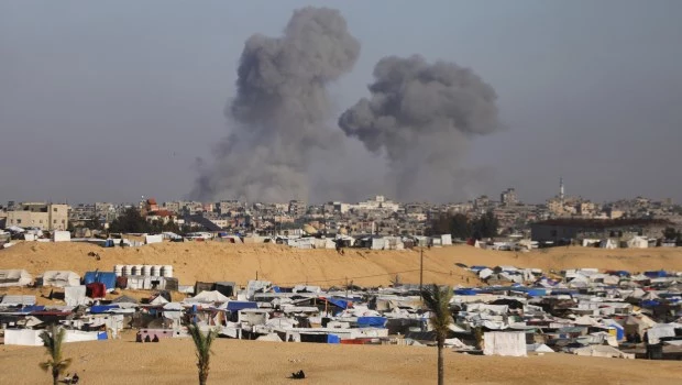 Israel dice que seguirá negociando un alto el fuego mientras bombardea el este de Rafah