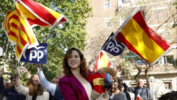 La presidenta madrileña criticó al gobierno de Pedro Sánchez por "insultar" a Milei