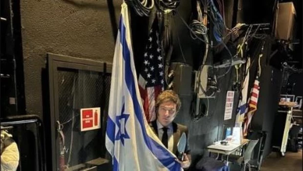 Milei se fotografió con una bandera de Israel antes de disertar en Los Angeles