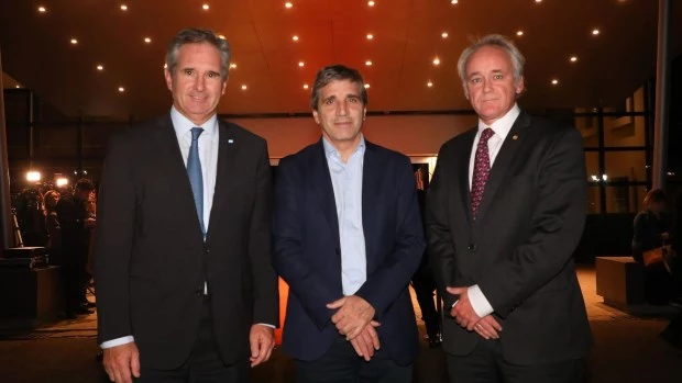 El equipo económico viajó a Washington para conseguir USD 800 millones extras - Economía | Diario La Prensa