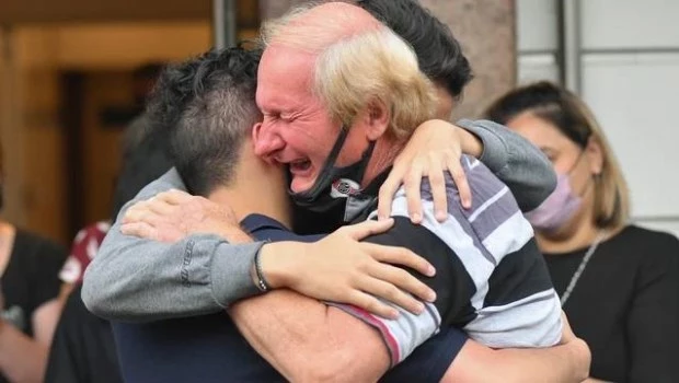 Pedro Sabo, de 77 años, durante el velatorio de su hijo Roberto en 2021.