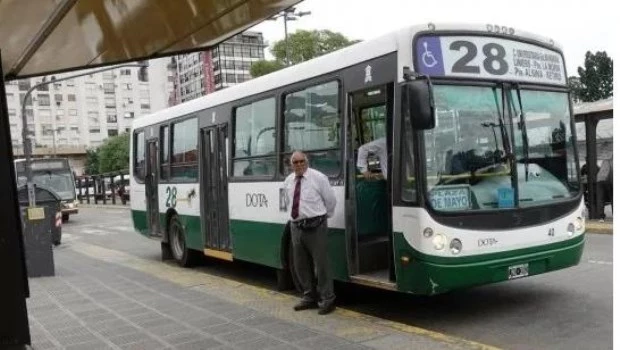 Funcionan las líneas de colectivos 117, 28 y 21 y varias de la zona sur del conurbano bonaerense