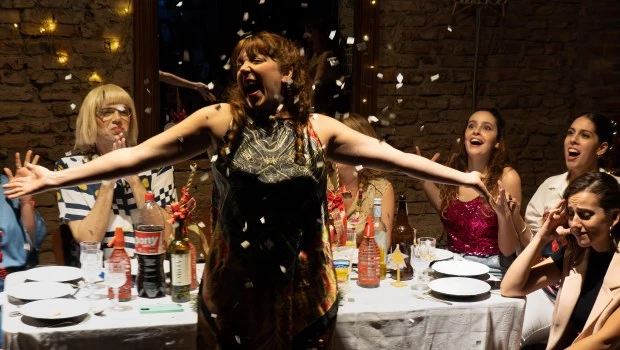 ‘Familia, sustantivo femenino’ cambió de sala pero conserva el clima familiar y la cercanía con el espectador.