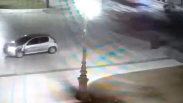 Manejaba borracho, se subió a plaza Congreso y se quedó dormido dentro del auto