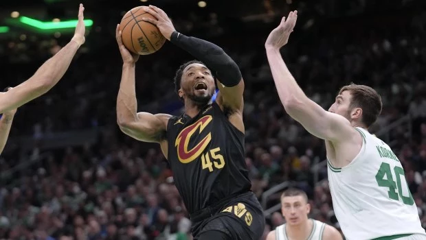 Mitchell fue una pesadilla para los Celtics y los Cavs igualan la semifinal