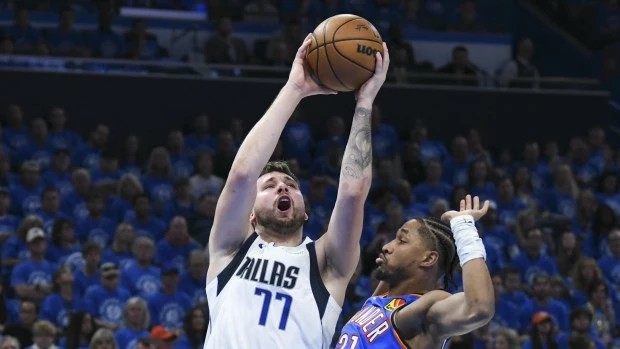Un Doncic golpeado resurgió para el triunfo de Dallas frente al Thunder