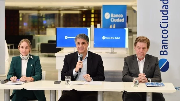 El jefe de Gobierno porteño, Jorge Macri, encabezó el lanzamiento de los nuevos créditos hipotecarios del Banco Ciudad. Lo acompañaron la vicejefa, Clara Muzzio, y el titular de la entidad, Guillermo Laje.