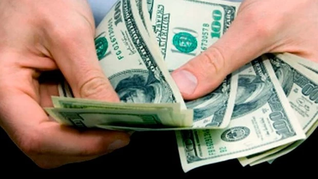 Los dólares cerraron la semana perdiendo terreno y cotizan por debajo del cierre de abril