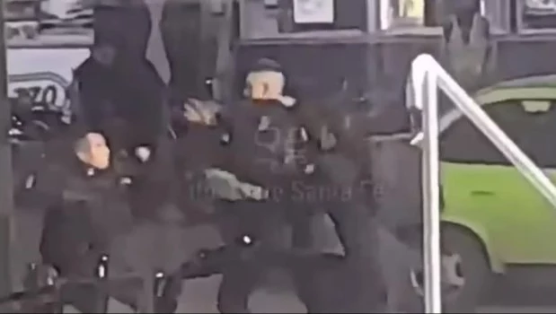 Dos policías terminaron a las trompadas en una terminal de micros en Santa Fe