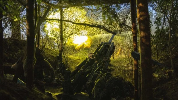 Militares ucranianos de la 148 Brigada de Artillería separada de las Fuerzas de Asalto Aéreo de las Fuerzas Armadas de Ucrania disparan un obús M777 hacia posiciones rusas, en el frente de Donetsk, Ucrania, el martes 7 de mayo de 2024.