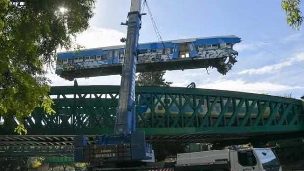 Removieron la locomotora y comenzaron con el acondicionamiento de las vías del tren San Martín
