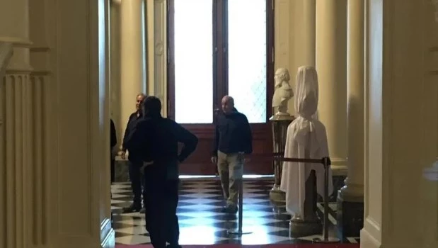 Instalaron el busto de Carlos Menem en la Rosada y ya está listo para ser inaugurado