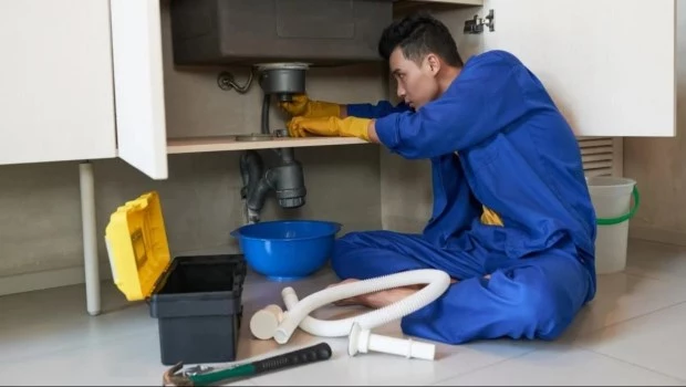 Argentina se está quedando sin plomeros: el informe que revela este nuevo problema