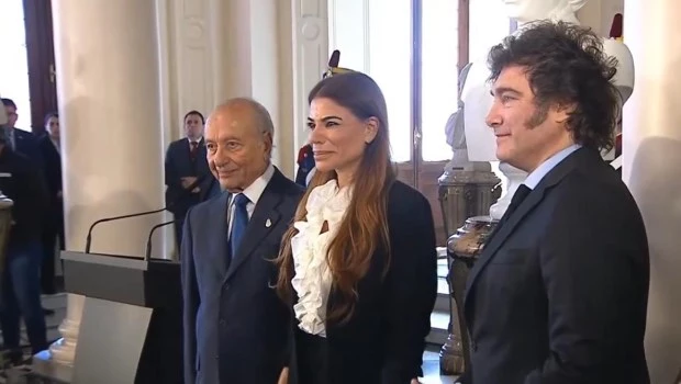 El Presidente inauguró el busto de Menem en Casa Rosada: "Es un acto de justicia"