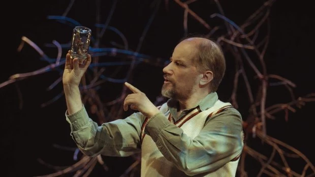 En ‘Los pájaros’ encarna a una suerte de rockero cincuentón que se abre ante el público para contar las peripecias de su vida. “Quería estar ante el riesgo del vacío”, asegura.