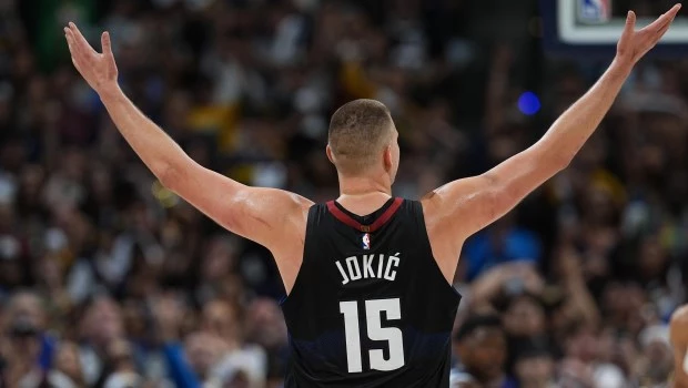 Jokic volvió a dar una clase magistral y los Nuggets están a un paso de la final del Oeste