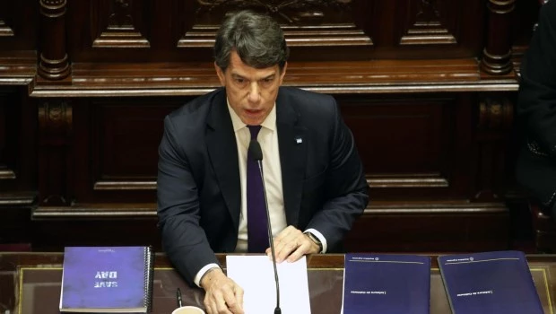 El jefe de Gabinete contestó preguntas de la oposición kirchnerista y dialoguista por espacio de ocho horas en el Senado.