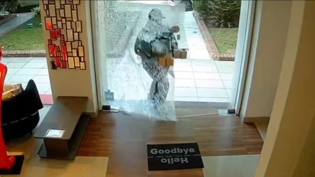 Rompió una vidriera y robó una bicicleta